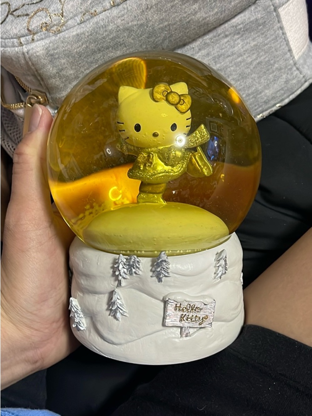 Sanrio Hello Kitty Snow Globe
